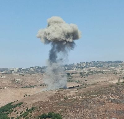 Deux corps retrouvés près de Nabatiyé après une frappe israélienne, des routes arrachées au nord de Bint Jbeil