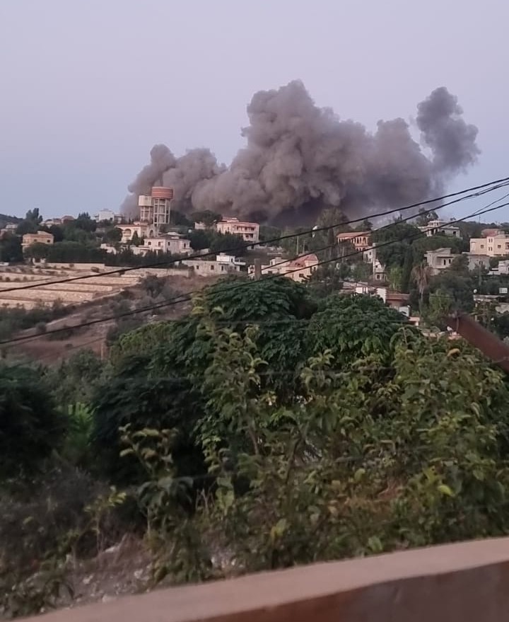 Drapeau israélien hissé sur un toit à Kfarchouba, frappes et démolitions : Israël poursuit ses attaques