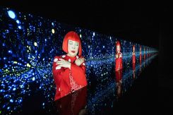 La projection vidéo Yayoi 2A de « Song of a Manhattan Suicide Addict » de l’artiste japonaise Yayoi Kusama présentée dans l’exposition « I would overcome death and go on living » au musée Yayoi Kusama de Tokyo le 1er octobre. Photo Philip FONG/ AFP