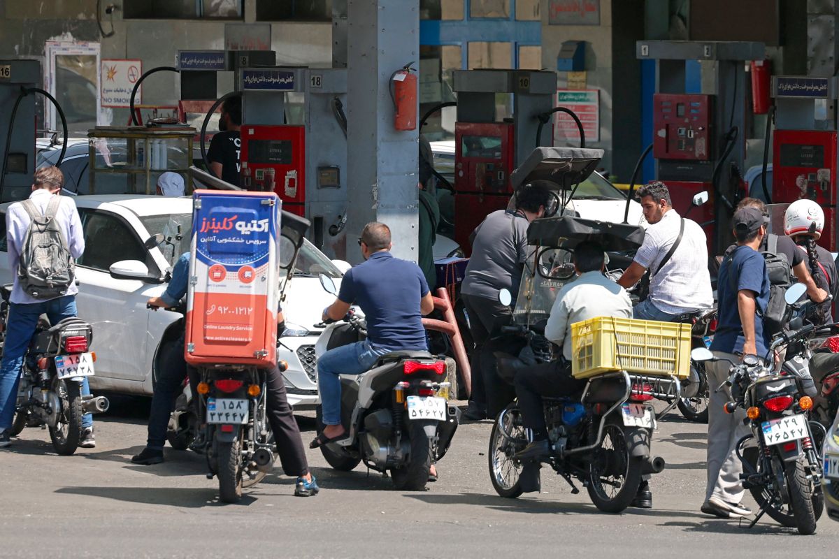 Iranians queue for petrol after US announces new sanctions