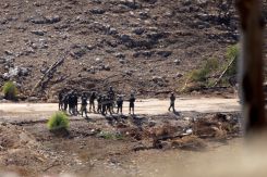 Une photographie prise depuis le village de Chaqra, dans le sud du Liban, montre une patrouille militaire israélienne rassemblée le long d’une route dans la zone voisine de Wadi Slouki, le 21 août 2026. Photo Ammar Ammar/AFP