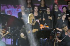 Fadia Tomb el-Hage interprétant des chansons du répertoire de Fairouz dans le cadre de « Wayna Nay ?! », spectacle d’ouverture du Festival de Ajaltoun 2026. Photo Nabil Ismaïl