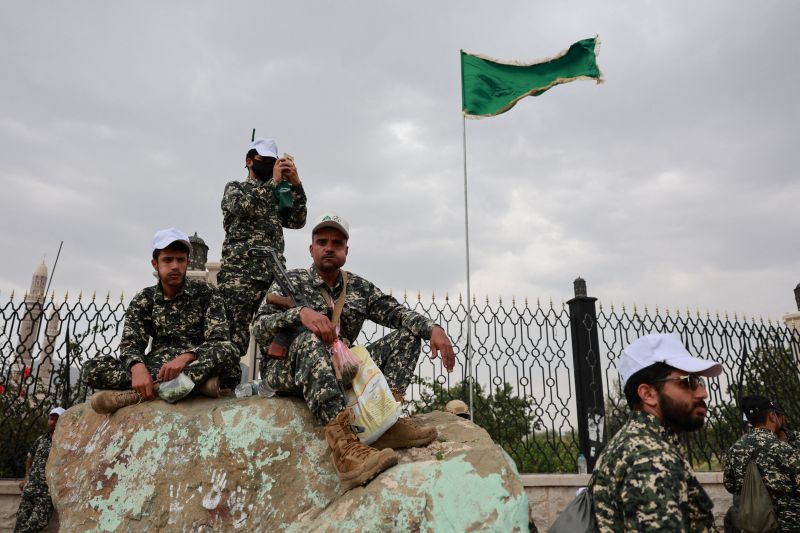Plus de 120 morts depuis jeudi dans l'offensive des rebelles vers un détroit clé en mer Rouge