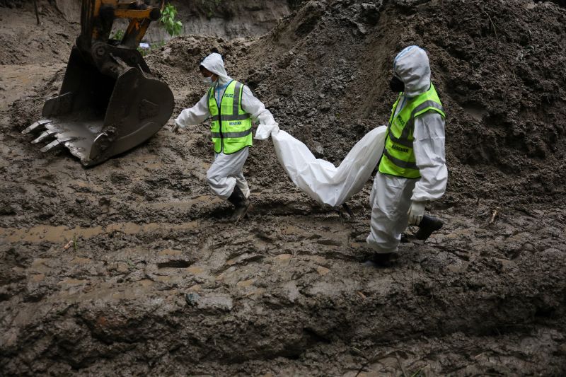 Le bilan de la crue dans l'Himalaya dépasse la barre des 1.000 morts, les secours toujours à la tâche