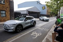 Un véhicule autonome de Wayve quitte un dépôt le premier jour du lancement par Wayve et Uber de trajets autonomes pour passagers à Londres, le 3 septembre 2026. Photo Corey Rudy/Reuters