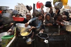 Dans une scène devenue quotidienne aux points de distribution dans la bande de Gaza, une foule de femmes et d’enfants se bouscule, tendant des récipients dans l'espoir d’obtenir un repas. 24 août 2025.
© Khames Alrefi