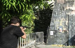 Un jeune vise le portrait du Premier ministre israélien, Benjamin Netanyahu, lors du festival « la Banlieue fière », le 4 septembre 2026. Photo Emmanuel Haddad/L’Orient-Le Jour
