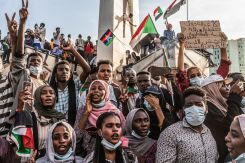 « Il n’y aura pas de justice si on ne commence pas par rendre justice aux femmes... spécialement au Darfour », peut-on lire sur la pancarte brandie à droite par une manifestante. Le 19 décembre 2021, dans la soirée qui a suivi une nouvelle journée de mobilisation contre le coup d’État, treize femmes ont
été violées par des hommes en uniforme alors que l’électricité avait été coupée dans le cœur de Khartoum, capitale du Soudan. © Abdulmonam Eassa