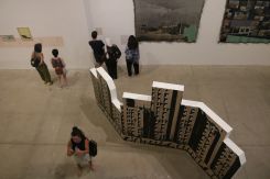 Peintures, sculptures, archives et installations composent la scénographie de « Souni’a Bisihrika », présentée au Beirut Art Center jusqu’au 25 octobre. Photo Rayanne Tawil/L’Orient-Le Jour