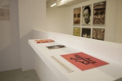 Dessins et livres se répondent dans un accrochage où création contemporaine et mémoire documentaire se rencontrent. Photo Rayanne Tawil/L’Orient-Le Jour