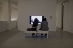Des visiteurs face à l’une des installations vidéo de « Souni’a Bisihrika », au Beirut Art Center. Photo Rayanne Tawil/L’Orient-Le Jour