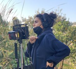 Mounia Akl sur le plateau de l’un de ses précédents tournages. Photo fournie par la réalisatrice