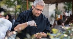 Nabil Attar derrière les fourneaux en 2026, un bel exemple de courage et de détermination. Photo fournie par le chef
