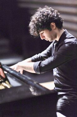 Kevin Youssef au piano lors de « L’Odyssée musicale : parfum d’Italie », présenté au musée Sursock. Photo Toni Maalouf