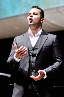 Le baryton Bruno Khoury interprétant les mélodies de Tosti et les chansons napolitaines au musée Sursock. Photo Toni Maaalouf