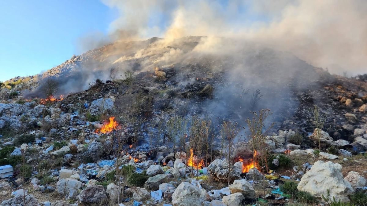 Une décharge municipale en feu à Minié, dans le Nord