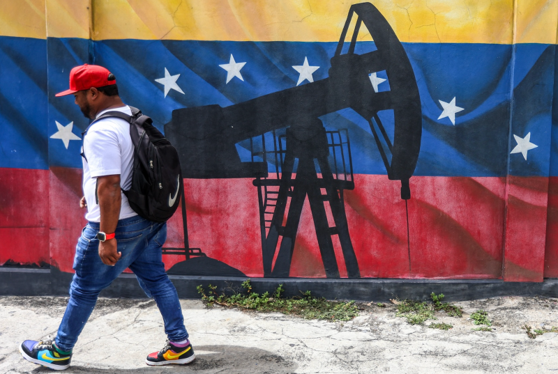 Du Venezuela à l'Iran, Trump à la conquête du pétrole et de ses voies maritimes