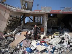 Un homme se tient au milieu des décombres, à Houla, au Liban-Sud, quelques heures après le retrait des troupes israéliennes du village, dans le sillage du cessez-le-feu de novembre 2024, le 18 février 2025. Photo Matthieu Karam / L'Orient-Le Jour