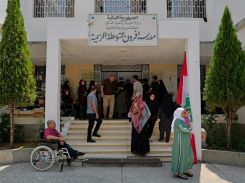 Des déplacés dans une école publique de Froun, village largement détruit par l’armée israélienne et qui est censé faire partie des “zones pilotes”, le 2 septembre 2026 au Liban-Sud. Photo Matthieu Karam/L’Orient-Le Jour