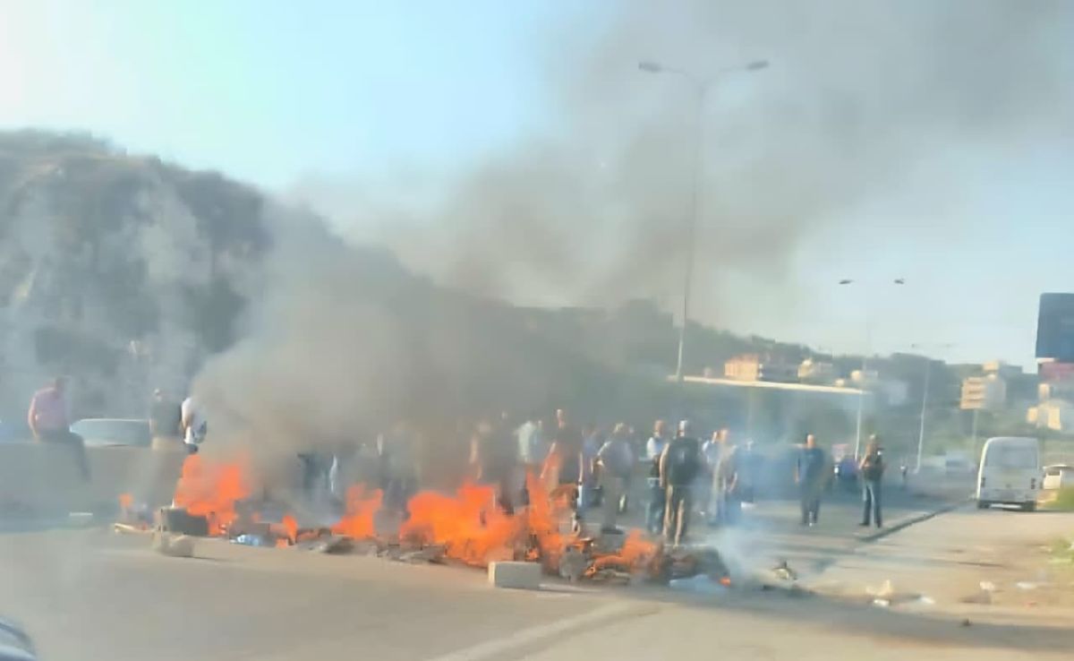 Retired soldiers block roads in north Lebanon and Beirut ahead of government budget meeting