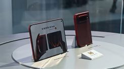 Le nouveau modèle de smartphone pliable de Xiaomi, présenté lors de l’IFA 2026, qui se déroule du 4 au 8 septembre à Berlin. Capture d’écran d’une vidéo du youtubeur LIM Reviews