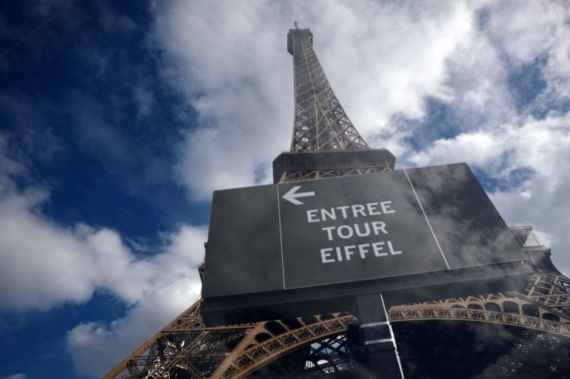 La tour Eiffel rouvre après une grève déclenchée par l'éviction des femmes pour accommoder un groupe hindou