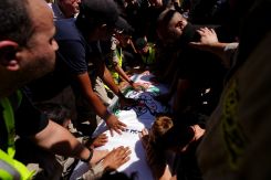 Une foule en deuil se jetant sur les cercueils avec des cris de douleur, lors des funérailles de douze victimes de frappes israéliennes à Kfar Remmane, Nabatiyé, le 8 septembre 2026. Photo Mohammad Yassine/L'Orient-Le Jour
