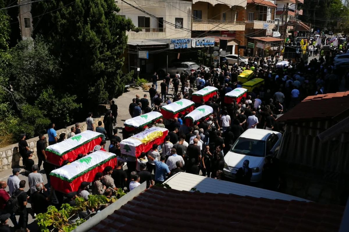 D’émouvantes funérailles réservées aux treize victimes des frappes israéliennes à Kfar Remmane
