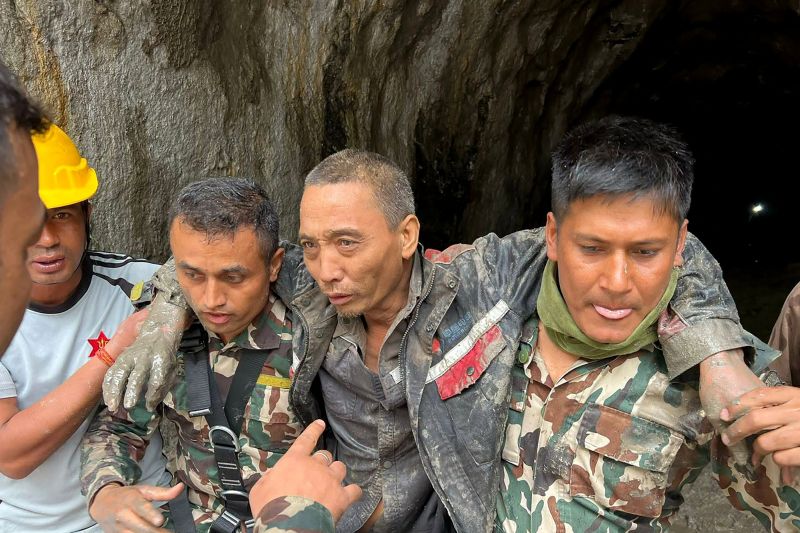 Crue dans l'Himalaya : deux nouveaux miraculés, les secours continuent
