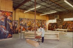 Nabil Kanso dans son atelier, entouré de ses œuvres. Photo d’archives avec l’aimable autorisation de la famille Kanso et de la Fondation Dalloul
