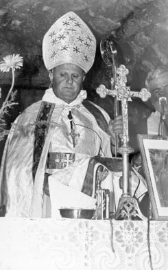 Le père Boulos Naaman célébre la messe à l’église de Mayfouq, à l’occasion de la fête de l’Assomption de la Sainte Vierge Marie, le 15 août 1986. Photo Archives L’Orient-Le Jour