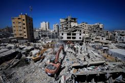 Heavy machinery assists Civil Defence workers attempting to rescue those who are trapped beneath the rubble of a residential building, that had been damaged in an earlier Israeli strike during the war and collapsed on Wednesday, in Gaza City, September 16, 2026. REUTERS/Dawoud Abu Alkas TPX IMAGES OF THE DAY Rescue operations at the site of a war-damaged building collapse in Gaza City