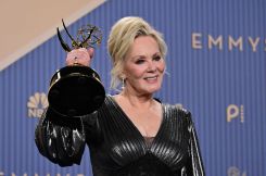 Jean Smart, lauréate du prix de la meilleure actrice dans une série comique pour « Hacks », lors de la 78e cérémonie des Primetime Emmy Awards à Los Angeles, le 14 septembre 2026. Photo Frederic J. Brown/AFP