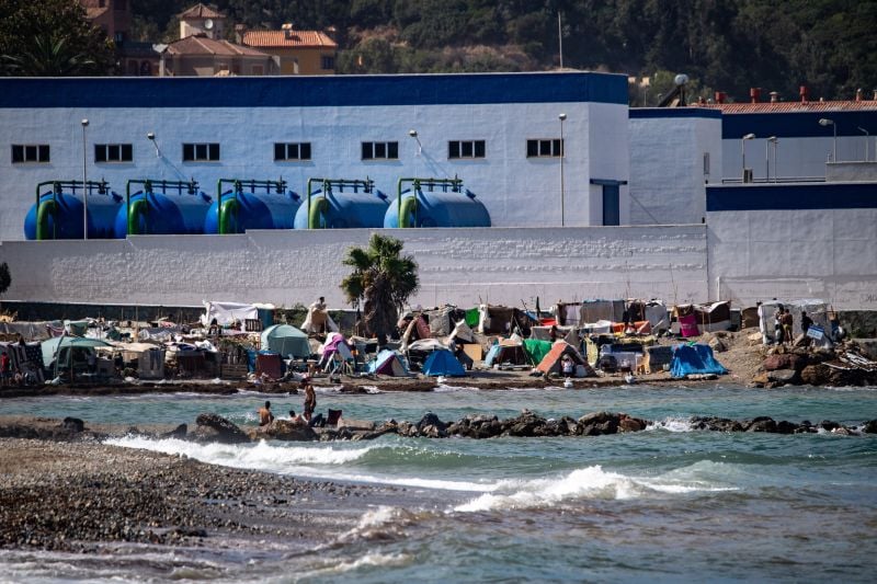Début du transfert de migrants des plages vers le port de l'enclave espagnole