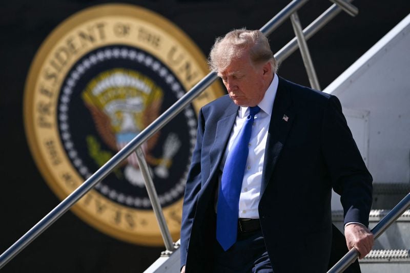 L'avion qatari de Trump retardé au décollage par un déploiement accidentel de toboggan