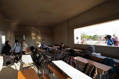 Des élèves arrivent pour assister à leur cours, le 24 septembre 2026, dans une aile récemment construite mais non encore achevée de l'école de Bourj Qalaouiyé au Liban-Sud, dont le campus avait été endommagé auparavant par des frappes israéliennes. Photo Anwar Amro/AFP