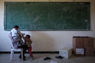 « Nous comptons rester ici » : sommées d'évacuer des écoles à Tyr, plus de 250 familles déplacées refusent de partir