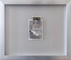 « Grandma’s Hands », photographie vintage retravaillée au fil et placée dans un cadre en aluminium par Ieva Saudargaité Douaihi. Avec l’aimable autorisation de la galerie Difaf