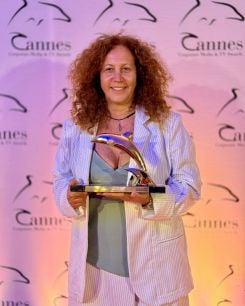 Aline Kamakian après avoir reçu son trophée à Cannes, le 24 septembre. Photo fournie par la cheffe