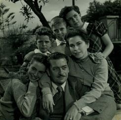 Isabel Allende en haut à droite, en famille en 1955, quelques mois avant son arrivée à Beyrouth. Photo d'archives fournie par l'ambassadeur Marcos Correa 