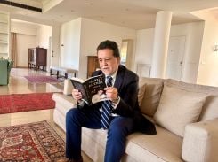 L'ambassadeur du Chili au Liban Marcos Correa parcourant le livre autobiographique d'Isabel Allende dans lequel elle mentionne ses années de jeunesse au Liban. Photo ZZ/L'Orient-Le Jour