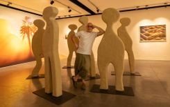 Roger Moukarzel posant entre ses sculptures de limon et de sable au cœur de l’exposition « Sacred Thread » présentée à la galerie Mark Hachem à Beyrouth. Photo fournie par l’artiste