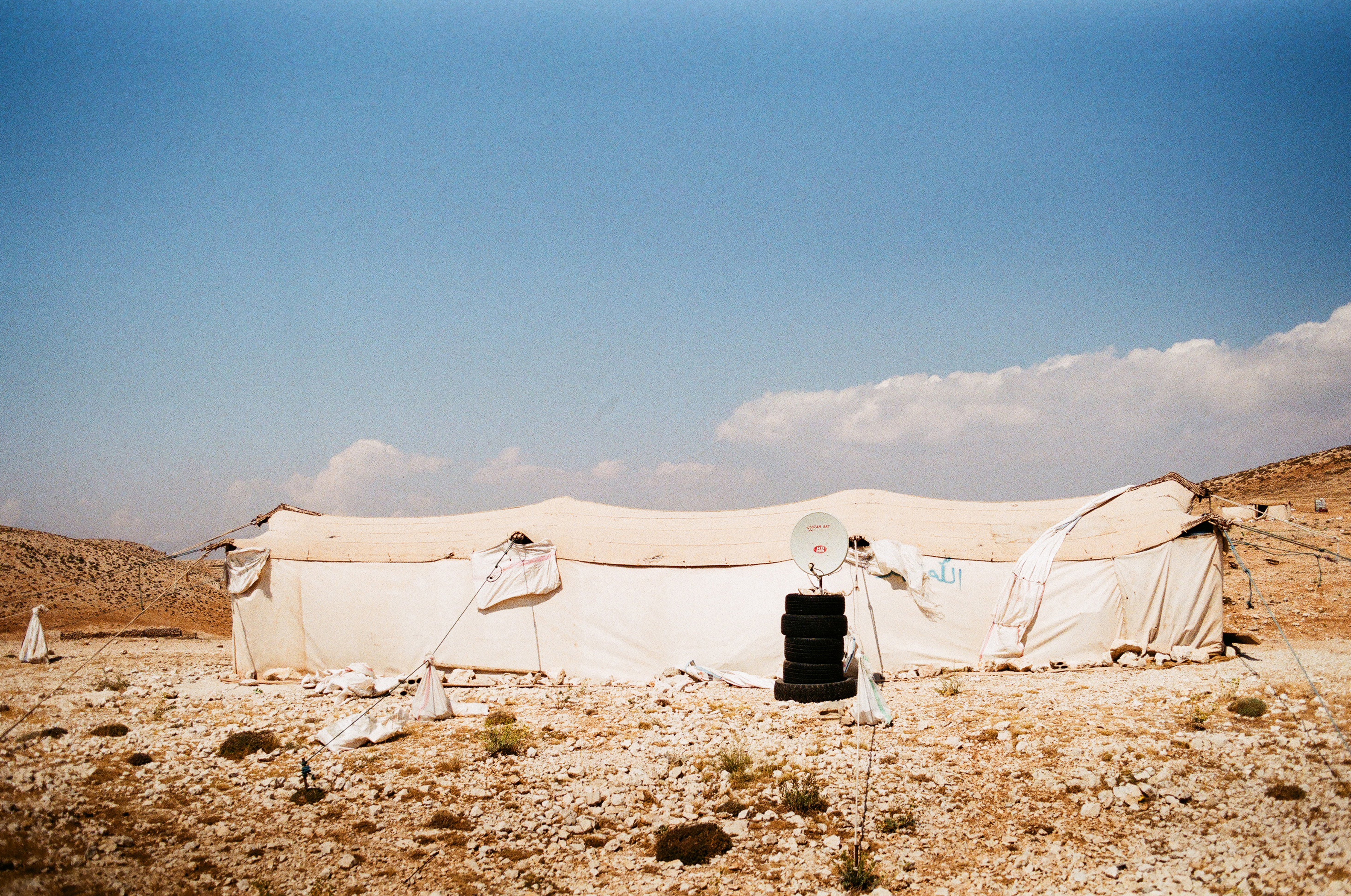 Tente blanche, parabole Star Sat. Jurd el-Mneitra, Mont-Liban, Liban, août 2019