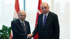 Le Premier ministre Nawaf Salam serrant la main au président turc, Recep Tayyib Erdogan, à New York, le 21 septembre 2026. Photo tirée du compte officiel du Grand Sérail
