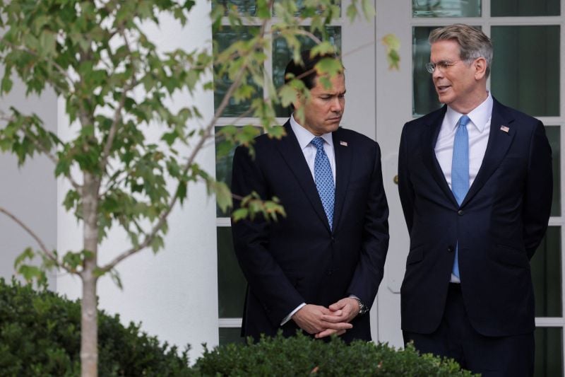 US threatens sanctions on foreign financial institutions doing business with Iran