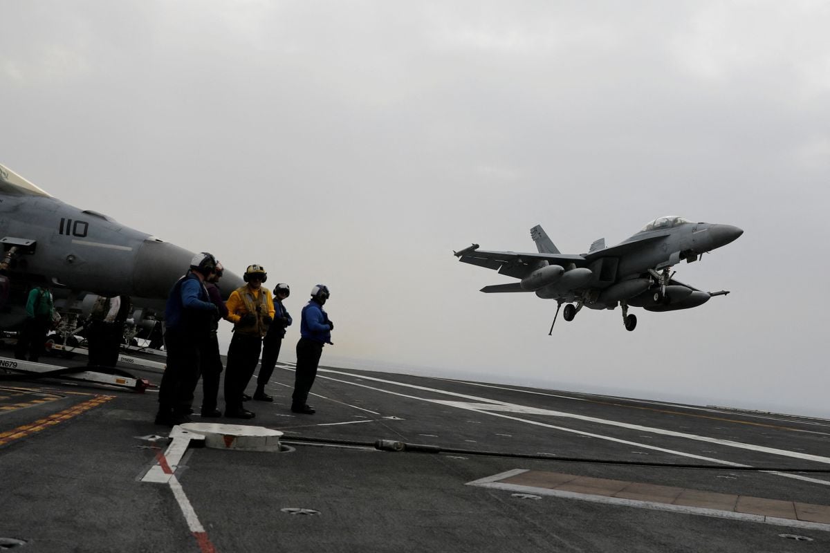 Trois porte-avions et jusqu’à 10 000 hommes supplémentaires : Washington concentre toujours plus de forces armées autour de l’Iran