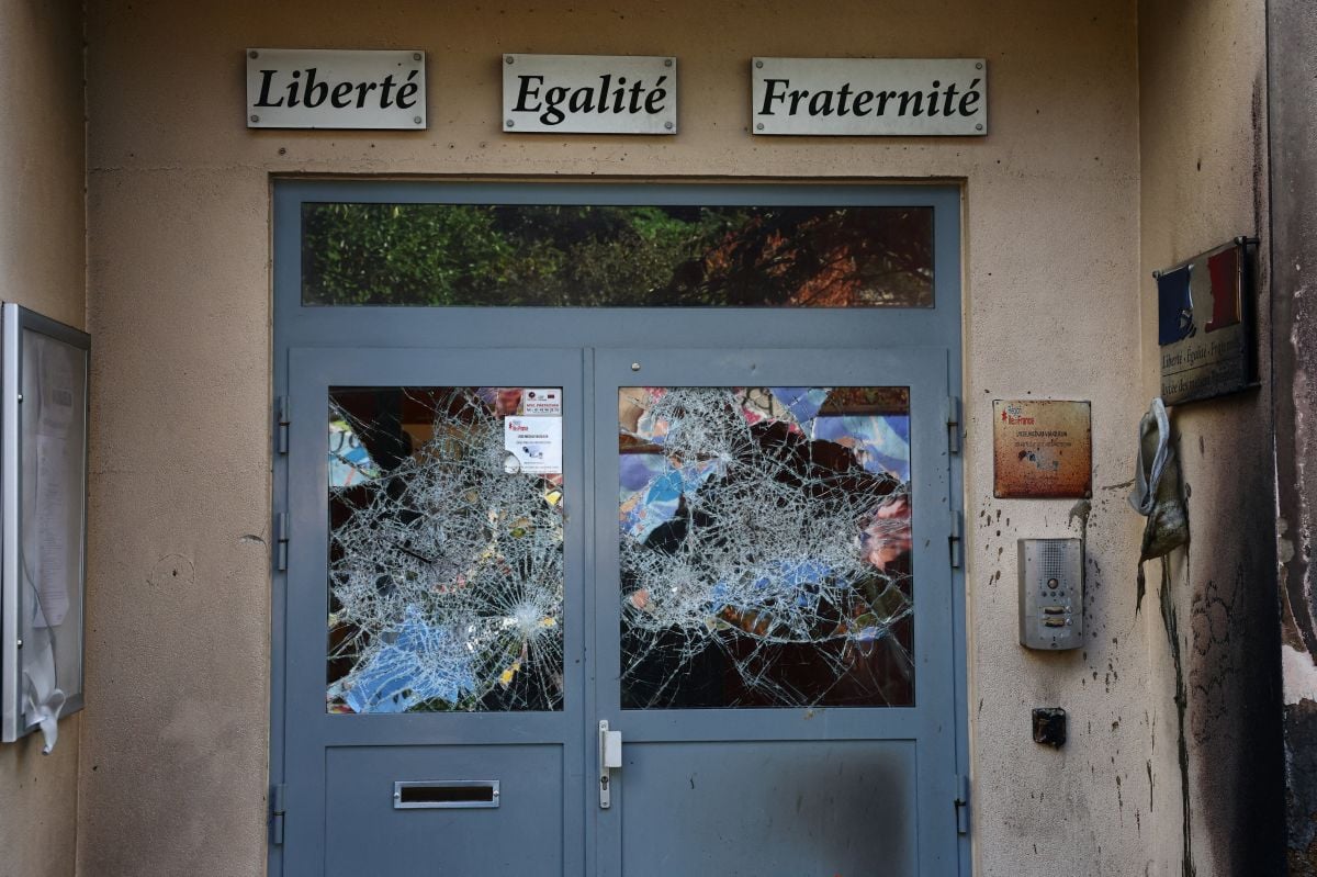 Hundreds of French high schools shut as protests persist