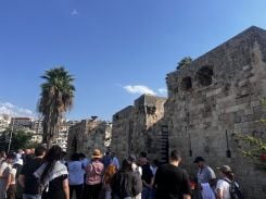 Au fil des passages de la citadelle, Charles Hayek raconte aux visiteurs les transformations de Tripoli. Photo Saad Tawil