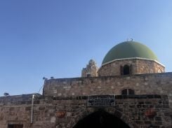 La coupole verte de la mosquée Taynal se détache dans le paysage de la vieille ville de Tripoli. Photo Saad Tawil