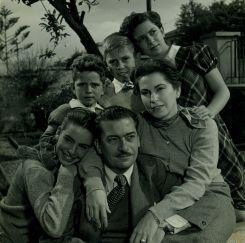 Isabel Allende at the top right, with her family in 1955, a few months before her arrival in Beirut. (Archive photo provided by Ambassador Marcos Correa)